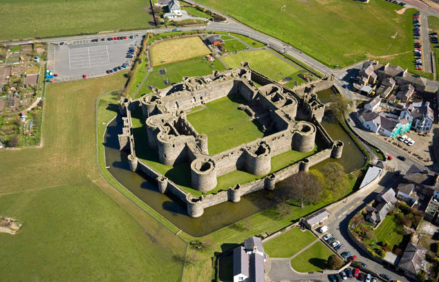 Замок Бомарис в Уэльсе был построен в конце XIII-го века и является примером концентрического замка, который развивался в период позднего средневековья.