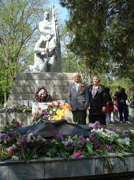 Ветераны у памятника воинам, погибшим за освобождение хутора в Великой Отечественной войне.