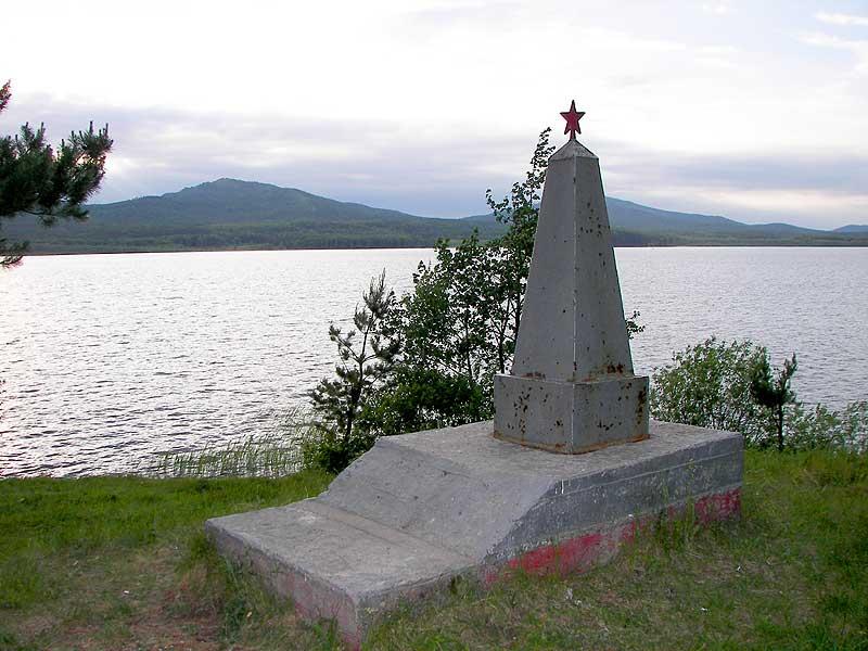 Памятник «Красным мадьярам» на Березовом острове озера Сугомак